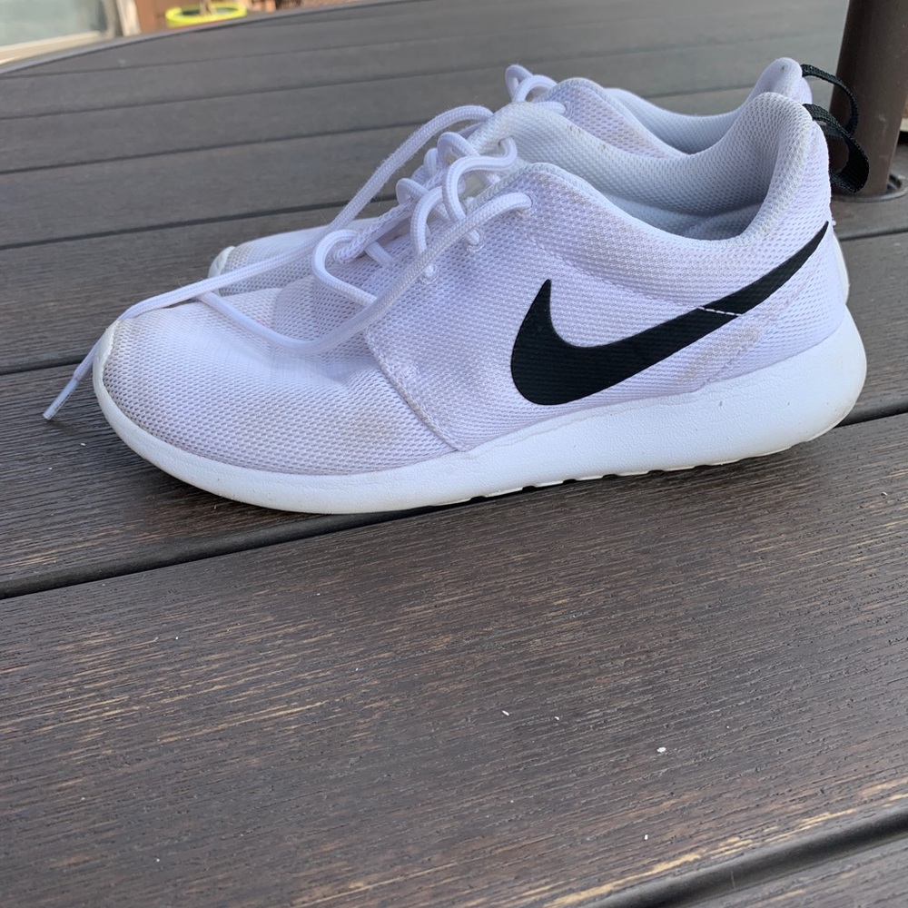 White Nike Roshe
